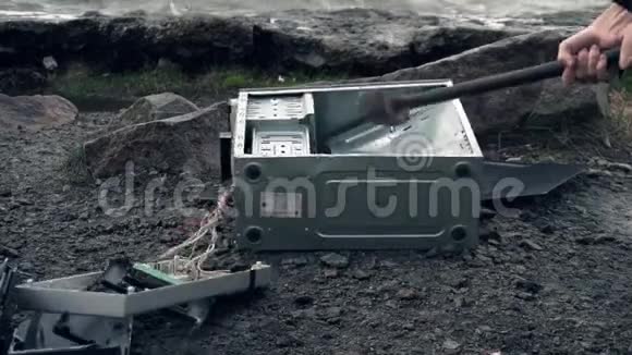 人用大锤砸坏电脑一个人在街上摧毁了一台电脑危险的概念视频的预览图