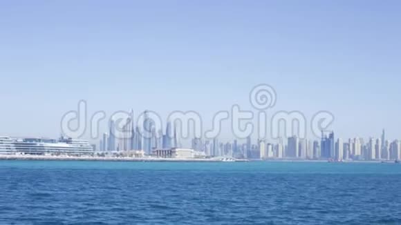 迪拜水渠阿联酋迪拜库存从水中看迪拜的摩天大楼视频的预览图