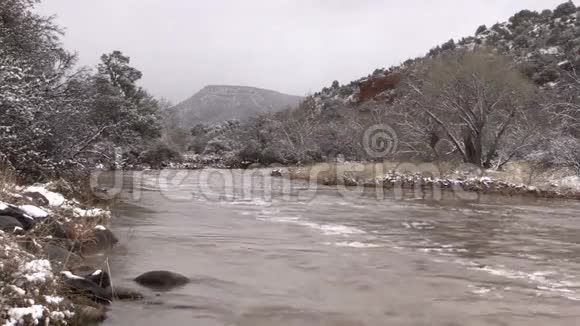 冬季河水泛滥视频的预览图