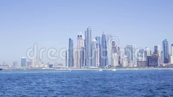 迪拜水渠阿联酋迪拜库存从水中看迪拜的摩天大楼视频的预览图