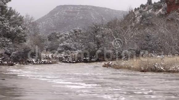 冬季河水泛滥视频的预览图