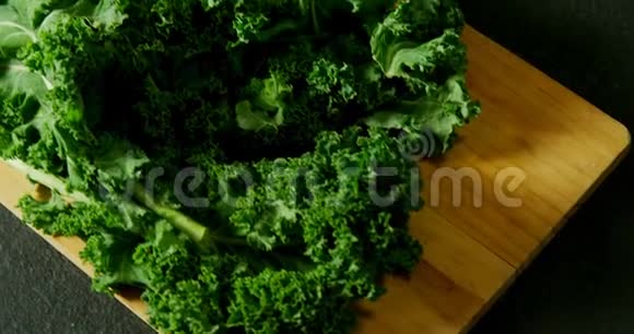 4k砧板上的绿叶蔬菜视频的预览图