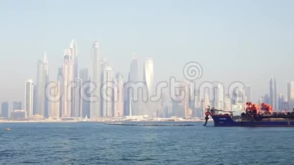 迪拜的货船景观库存迪拜附近水域的油轮水运输概念视频的预览图