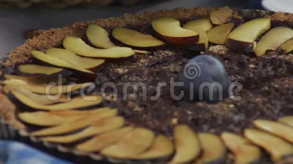 烤苹果和李子派上的相机锅视频的预览图