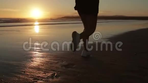 日落时分年轻女子在海边奔跑视频的预览图