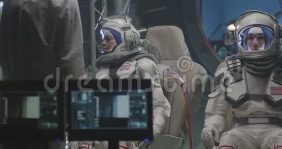 宇航员测试太空服相机视频的预览图