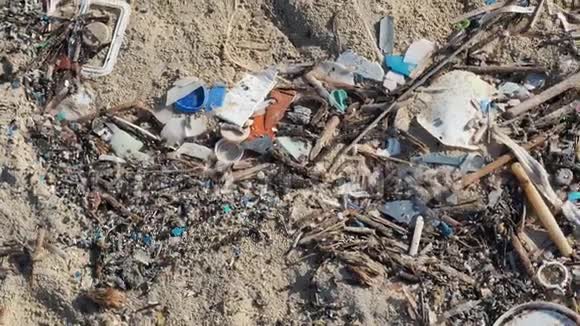 环境污染沙滩被塑料垃圾污染海滩上的微型塑料碎片塑料碎片视频的预览图