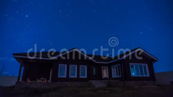 4一座美丽的房子夜空中星星和云彩的运动K夜时光流逝视频的预览图