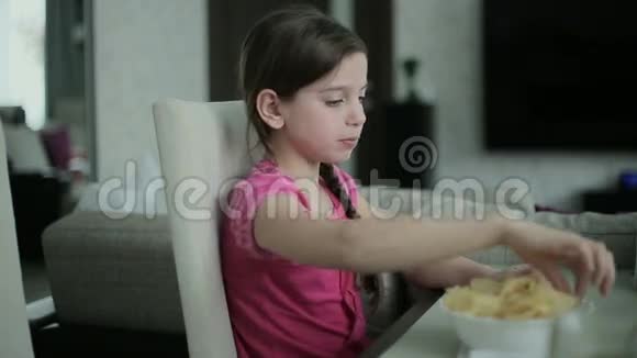 吃薯条的小女孩视频的预览图