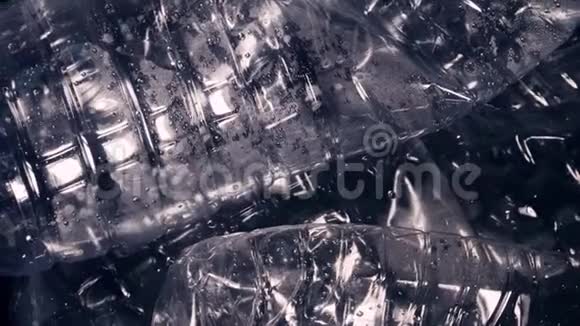 旧的塑料瓶回收废物概念全球变暖和污染视频的预览图