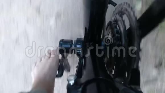 蹬自行车的腿合起来城市人行道视频的预览图