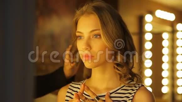 化妆室里一个开朗的女人化妆师视频的预览图
