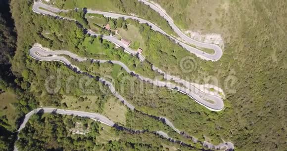 无人驾驶飞机从空中俯瞰意大利连接内布罗村和塞尔维诺的山路视频的预览图