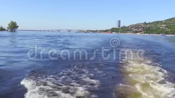 从船尾拍摄夏季河流景观俄罗斯萨拉托夫的伏尔加河视频的预览图