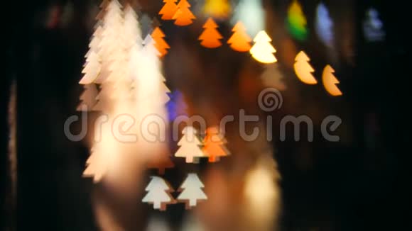 模糊的夜间交通使圣诞树形状博克背景4K视频的预览图