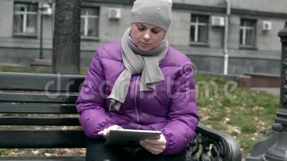 一个坐在长凳上的女人视频的预览图