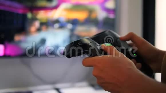年轻人使用控制器玩虚拟现实游戏未来吸引力技术概念4K视频的预览图