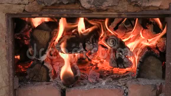 木头在炉子或壁炉里燃烧有质感的火焰背景噪音4K脚夹视频的预览图
