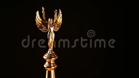 黄金天使雕像深色背景高清镜头视频的预览图