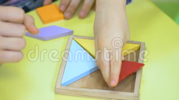 特写孩子们收集一个木制拼图视频的预览图