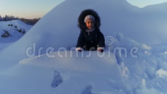 快乐的孩子在雪地里玩耍视频的预览图