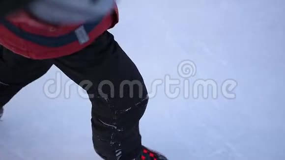 一个孩子正在溜冰场上慢动作的特写低角度视频的预览图