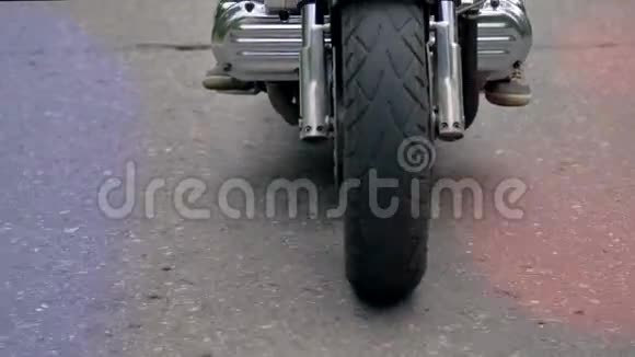 关闭摩托车前轮转弯视频的预览图