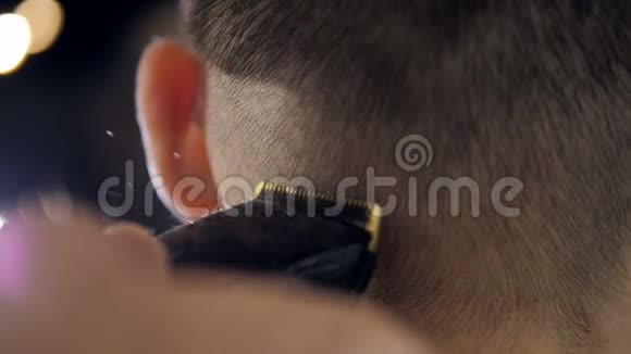 专业理发师修剪男士头发特写慢动作视频的预览图
