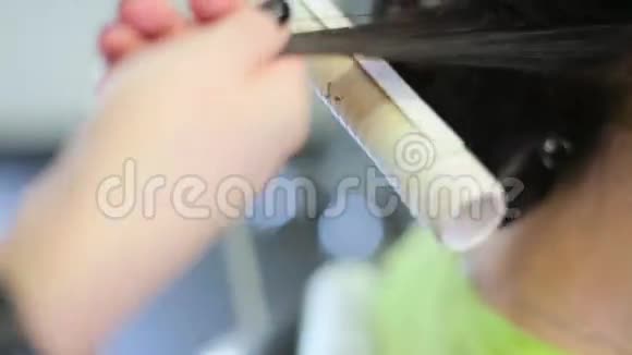 女孩在理发店做卷发视频的预览图