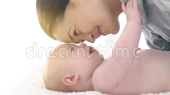 微笑的母亲与婴儿视频的预览图