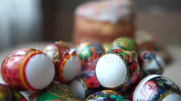 慢速运动复活节鸡蛋和复活节在桌子上视频的预览图