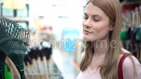 商店里漂亮迷人的年轻女人花园住户部消费主义概念视频的预览图