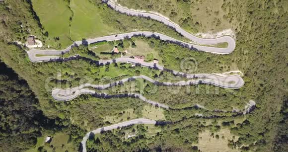 无人驾驶飞机从空中俯瞰意大利连接内布罗村和塞尔维诺的山路视频的预览图