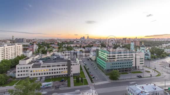 从屋顶看莫斯科白天到夜晚的空中全景摩天大楼克里姆林宫大厦和教堂斯大林大厦视频的预览图