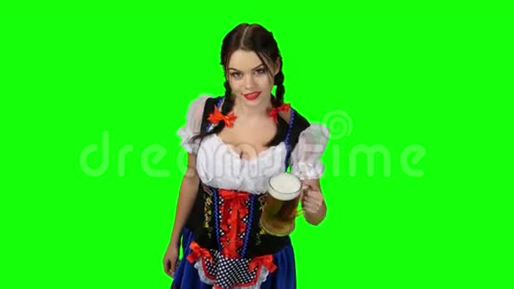 穿着巴伐利亚服装的女孩庆祝啤酒节啤酒饮酒者和招手绿色屏幕视频的预览图