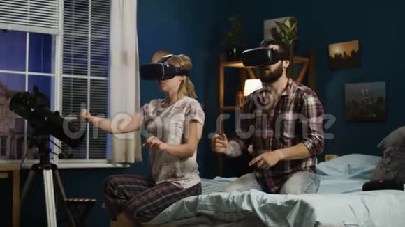一对虚拟现实眼镜在床上玩得开心视频的预览图