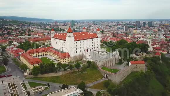 布拉迪斯拉发空中城市景观布拉迪斯拉发城堡和老城的景色视频的预览图
