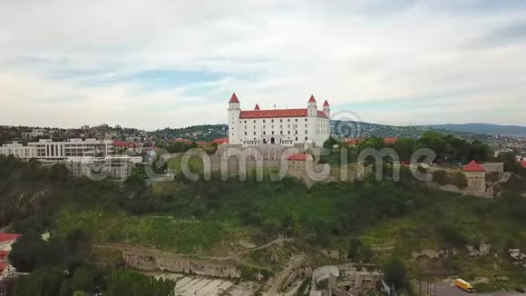 布拉迪斯拉发空中城市景观布拉迪斯拉发城堡和老城的景色视频的预览图