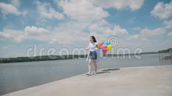 漂亮的女孩手拿着气球在沙发上表现出快乐的情绪视频的预览图