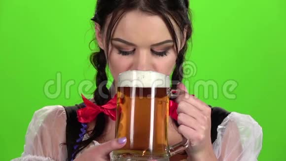 啤酒节女孩调情喝啤酒绿色屏幕慢动作视频的预览图