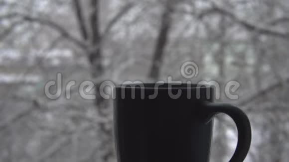 窗外下雪从杯子里冒出来视频的预览图