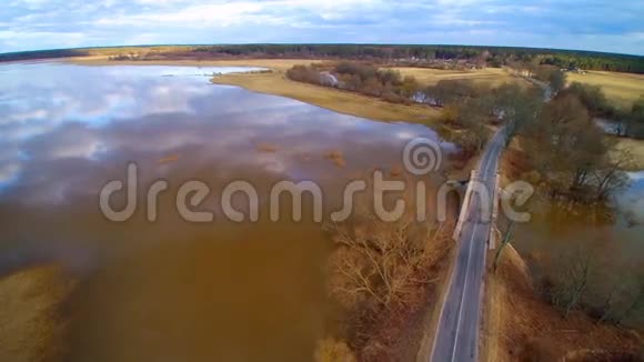 穿越潮汐时间的道路从空中俯瞰立陶宛视频的预览图