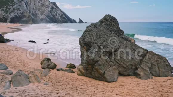 4普拉亚达阿德拉加海滩白色大西洋海浪向沙滩翻滚葡萄牙辛特拉视频的预览图