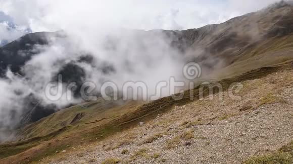 迅速的浮云越过草色的秋山山的时间令人惊叹的旅游场所Svaneti上Mestia附近视频的预览图