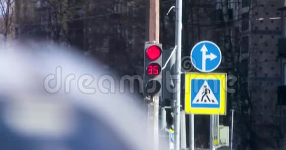 交通高峰期的红色红绿灯和时器视频的预览图
