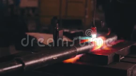 男人正在金属建筑工厂加热金属管视频的预览图