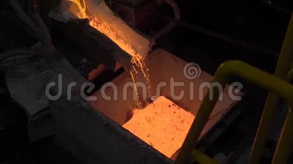 钢厂热钢浇筑在框架中熔融金属通过特殊的通道浇注以便进一步轧制视频的预览图