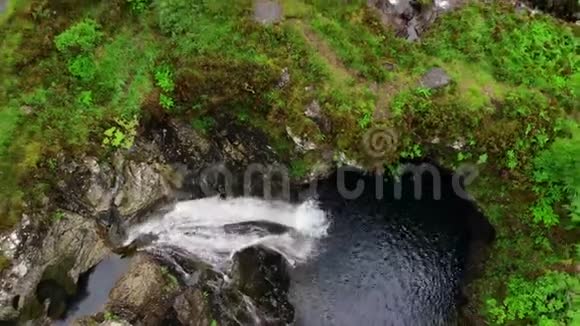 穿过苏格兰斯凯岛美丽而无限的绿色景观视频的预览图
