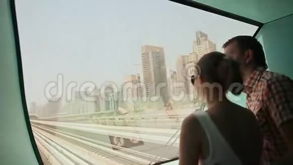 恋爱中的情侣在夏天乘坐迪拜地铁的火车视频的预览图