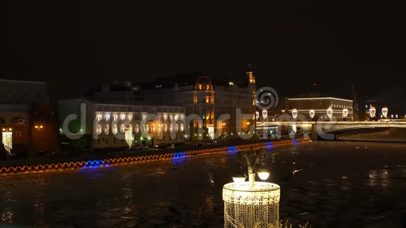 从Zaryadye公园的Soaring桥欣赏克里姆林宫和红场夜景视频的预览图